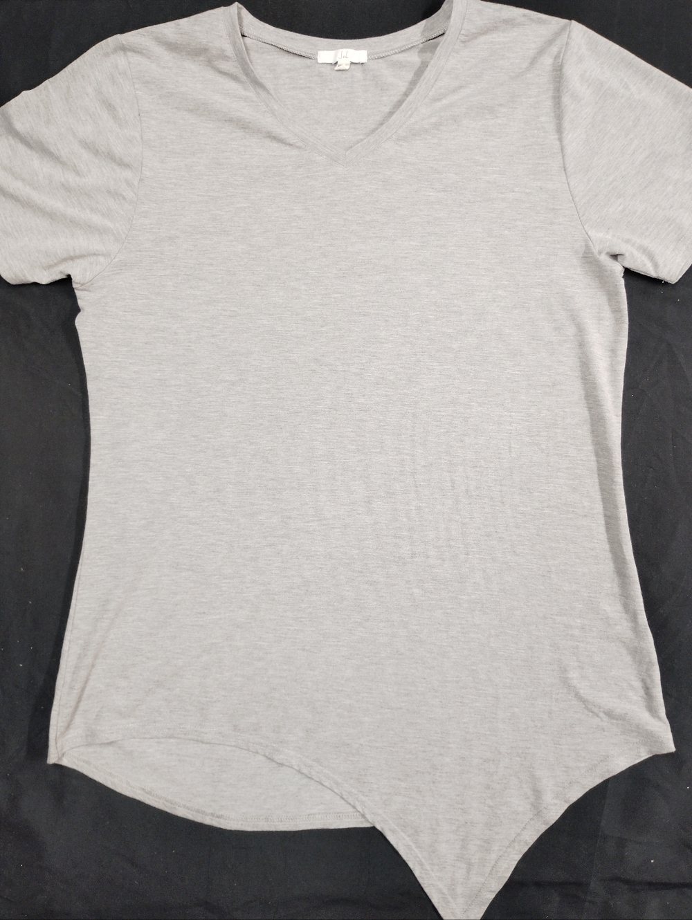 Joh V-Neck Short Sleeve Tee in Light Gray With Assymetrical Hem